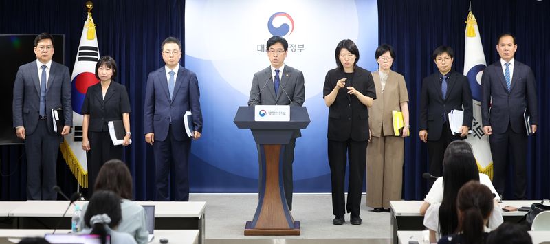 [서울=뉴시스] 김선웅 기자 = 김민재 행정안전부 차관이 지난 4일 서울 종로구 정부서울청사에서 중대범죄수사청(중수청) 개청 관련 브리핑을 하고 있다. 2026.08.05. mangusta@newsis.com