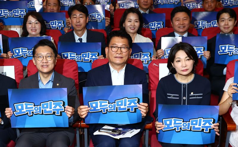 [서울=뉴시스] 김근수 기자 = 송영길(가운데) 더불어민주당 당대표 후보가 5일 오전 서울 여의도 국회에서 열린 '모두의 민주' 창립식에서 손피켓을 들고 기념촬영을 하고 있다. 2026.08.05. ks@newsis.com