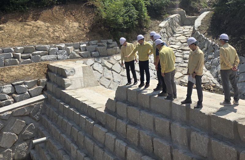 임하수 산림청 차장(왼쪽 2번째)이 5일 전북 익산시 여산면 산림유역관리사업 현장을 찾아 사업 추진 현황 등을 점검하고 있다. 산림청 제공