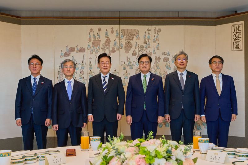 김민석 민주당 당대표 후보가 지난해 12월 3일 서울 용산 대통령실 청사에서 열린 5부 요인 초청 오찬에서 조희대 대법원장과 함께 있는 모습. 왼쪽부터 김민석 전 국무총리, 조희대 대법원장, 이재명 대통령, 우원식 전 국회의장, 김상환 헌법재판소장, 노태악 전 중앙선거관리위원장. (대통령실 제공. 재판매 및 DB 금지) 2025.12.3 ⓒ 뉴스1 이재명 기자
