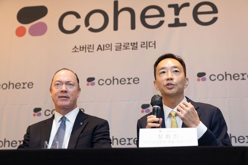 코히어(Cohere)의 (왼쪽부터) 프랭크 오다우드(Frank O'Dowd)와 장화진 아시아태평양 총괄대표 사장이 5일 서울 소공동 웨스틴조선 호텔에서 열린 기자간담회에서 기자 질의응답을 하고 있다. 코히어 제공
