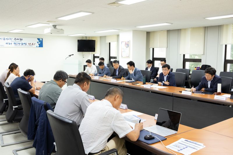 김성환 장관, 전력망 반대 주민과 세 번째 직접소통
