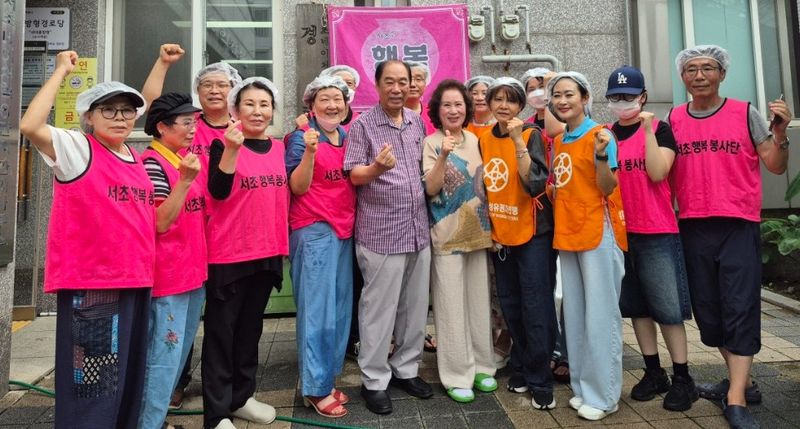 행복봉사단 단원과 자원봉사자들이 지난달 25일 서울 서초구 우면동 네이처힐 6단지 경로당에서 어르신들에게 중복 맞이 삼계탕을 대접한 뒤 기념 촬영을 하고 있다. 행복봉사단 제공.