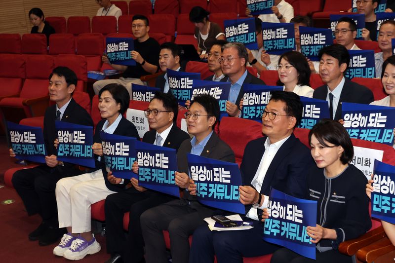 더불어민주당 당대표 후보 송영길 의원이 5일 오전 서울 여의도 국회 의원회관에서 열린 '모두의 민주' 창립식에서 최고위원 후보 및 참석자들과 구호를 외치고 있다. 앞줄 왼쪽부터, 한민수, 최민희 , 박선원 최고위원 후보, 김남준 창립준비위원, 송 후보, 서미화 최고위원후보. 2026.8.5 ⓒ 뉴스1 황기선 기자