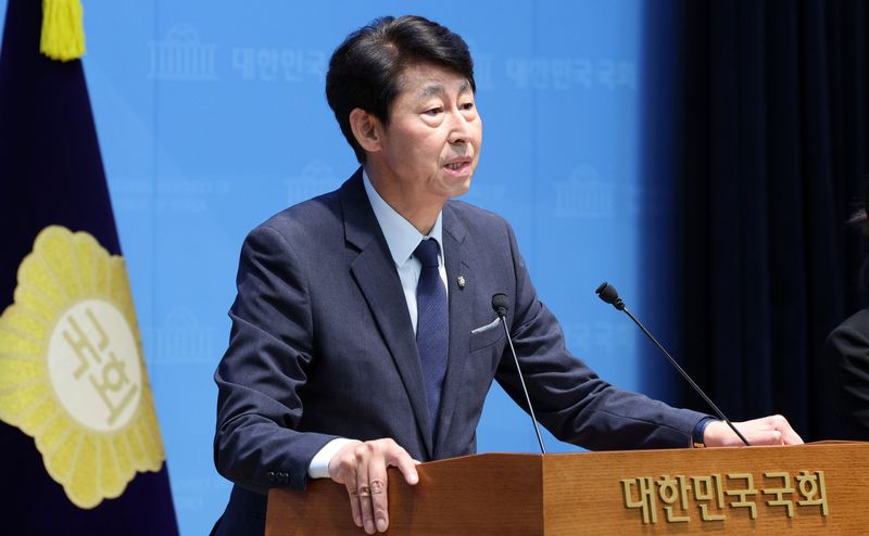 이훈기 더불어민주당 의원이 지난달 5일 서울 여의도 국회 소통관에서 재정경제부 주가누르기 방지법 전면 재검토 촉구 및 주가누르기 방지법 대표발의 기자회견을 하고 있다. 뉴시스
