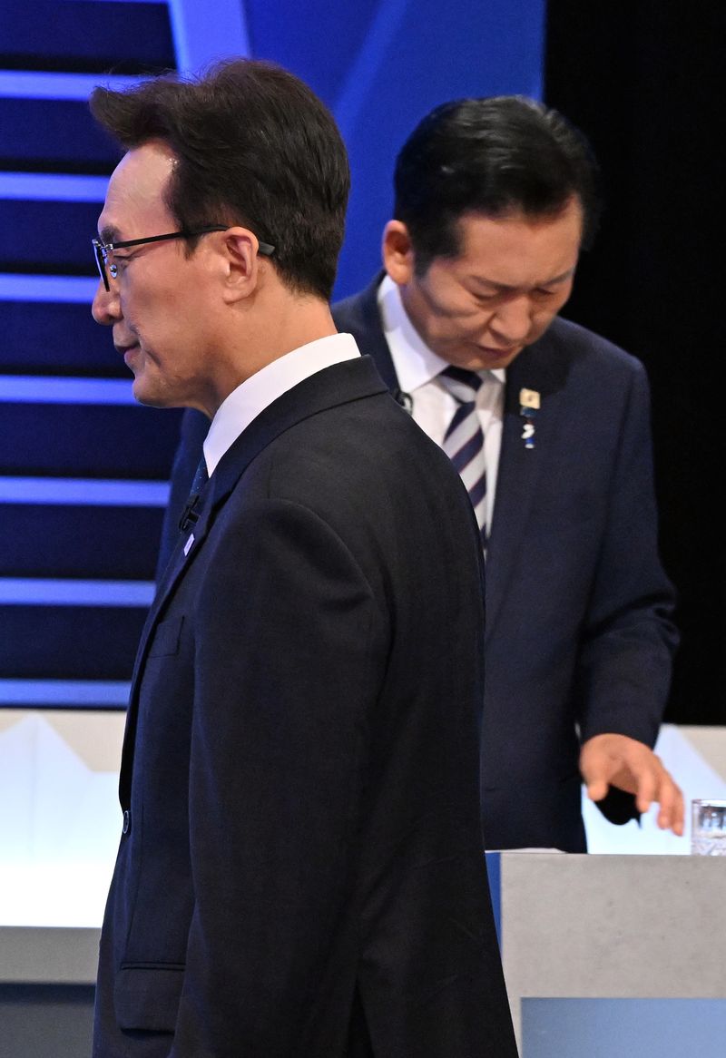 더불어민주당 김민석·정청래 당 대표 후보가 5일 서울 영등포구 여의도 KBS에서 열린 제2차 TV 토론회를 준비하고 있다. 연합뉴스