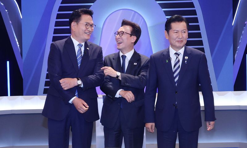송영길, 정청래, 김민석 더불어민주당 당대표 후보가 5일 오후 서울 여의도 KBS에서 열린 TV토론회 시작 전 포즈를 취하고 있다. 뉴시스