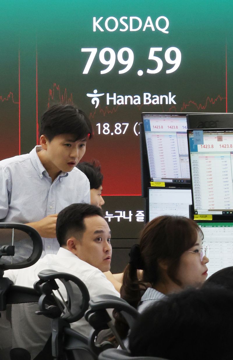 5일 오후 서울 중구 하나은행 딜링룸에서 딜러들이 업무를 하고 있다. 뉴시스 제공