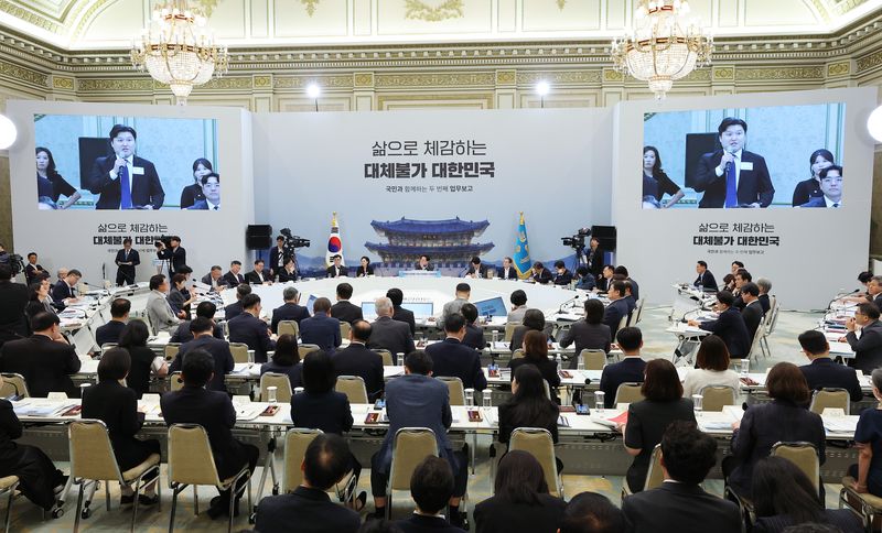 5일 청와대에서 교육부, 국가교육위원회, 문체부, 국가유산청 등에 대한 부처 업무 보고가 진행되고 있다. 청와대통신사진기자단. 뉴시스화상