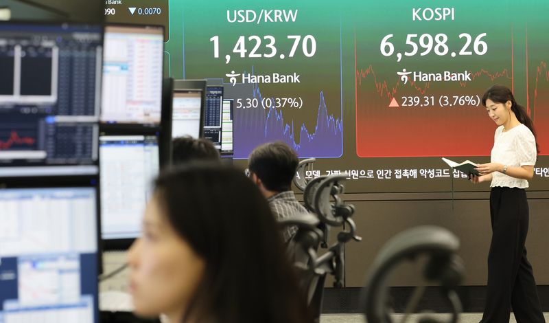 5일 서울 중구 하나은행 본점 딜링룸 전광판에 코스피, 코스닥지수가 표시돼 있다. /사진=연합뉴스