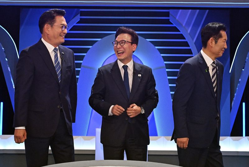 송영길(왼쪽부터), 김민석, 정청래 더불어민주당 당대표 후보가 5일 서울 여의도 KBS에서 열린 더불어민주당 당대표 후보자 TV토론회에서 기념촬영을 마치고 자리로 향하고 있다. 뉴시스