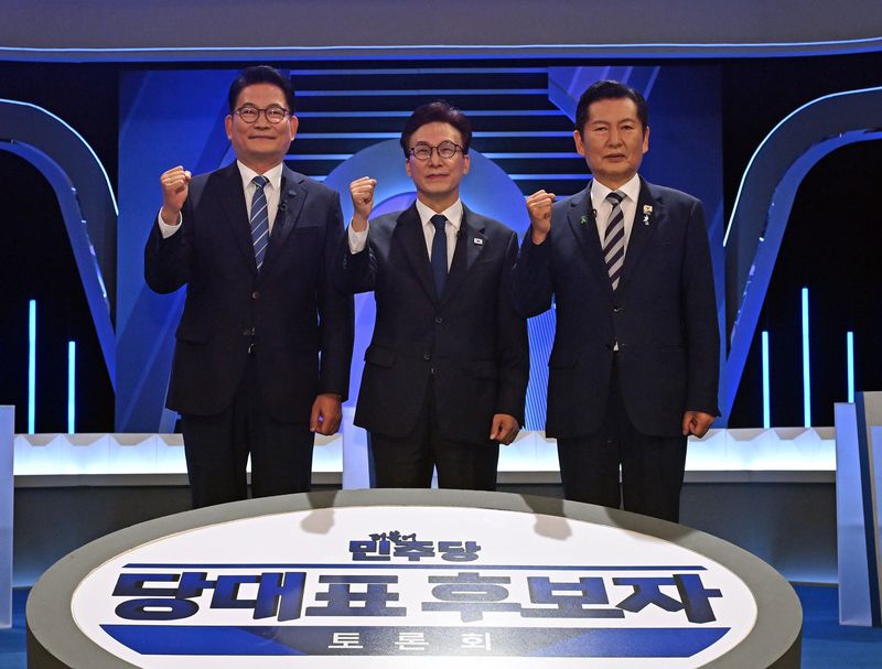 송영길(왼쪽부터), 김민석, 정청래 더불어민주당 당대표 후보가 5일 서울 여의도 KBS에서 열린 더불어민주당 당대표 후보자 TV토론회에서 기념촬영을 하고 있다. 뉴시스