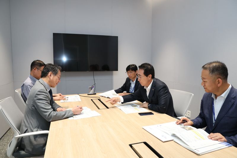 박수현 충남지사(오른쪽 2번째)가 5일 정부세종청사에서 조용범 기획예산처 차관(왼쪽 4번째)을 만나 충남 핵심 현안 사업에 대한 예산 지원을 요청하고 있다. 충남도 제공