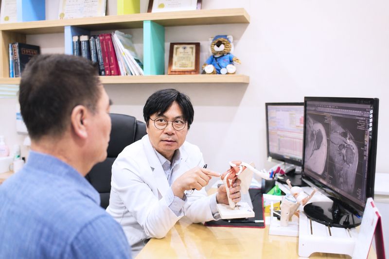 순천 척병원 관절센터 전진호 원장이 어깨 회전근개파열에 대해 설명하고 있다. 척병원 제공