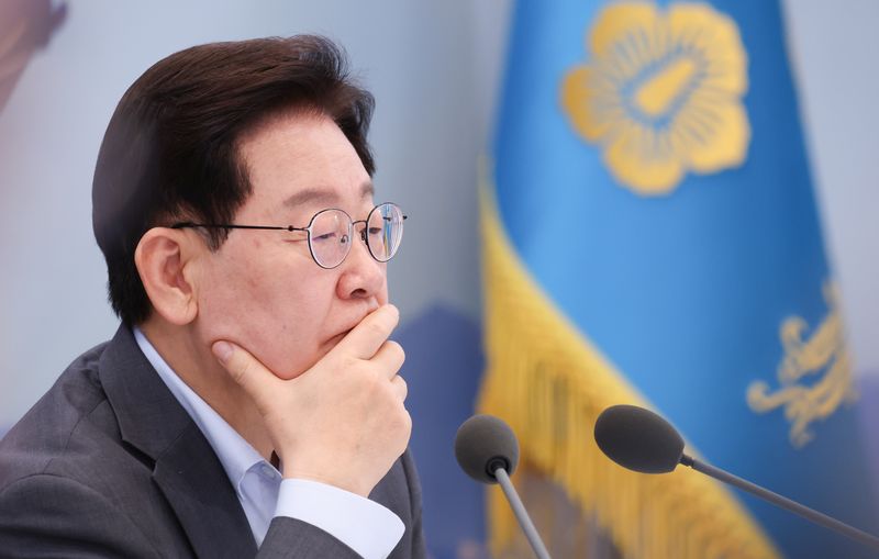 이재명 대통령이 지난달 5일 청와대 영빈관에서 열린 행정안전부, 법무부, 국무조정실, 법제처, 인사혁신처 2차 업무보고에서 생각에 잠겨 있다. 청와대통신사진기자단