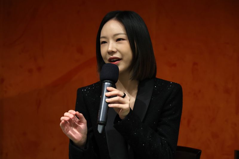 [서울=뉴시스] 박진희 기자 = 진솔 말러리안 오케스트라 예술감독이 24일 서울 강남구 풍월당에서 '말러리안 시리즈 8' 기자간담회를 하고 있다. 진솔 예술감독은 오는 26일 예술의전당 콘서트홀에서 '말러리안 시리즈 8-말러 교향곡 4번'을 선보인다. 2025.10.24. pak7130@newsis.com
