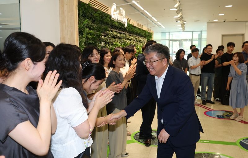[포항=뉴시스] 안병철 기자 = 5일 퇴임하는 장상길 부시장이 직원들과 인사를 나누고 있다.(사진=포항시 제공) 2026.08.05. photo@newsis.com