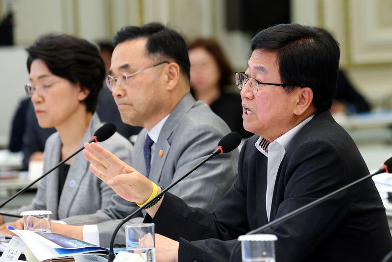 [서울=뉴시스] 김진아 기자 = 최교진 교육부 장관이 5일 청와대에서 열린 교육부, 국가교육위원회, 문체부, 국가유산청 등에 대한 부처 업무 보고에서 발언하고 있다. (청와대통신사진기자단) 2026.08.05. bluesoda@newsis.com
