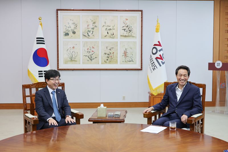 우상호 강원도지사(사진 오른쪽)가 5일 도청에서 인태연 소상공인시장진흥공단 이사장과 만나 소상공인 지원 등을 논의했다. 강원자치도 제공