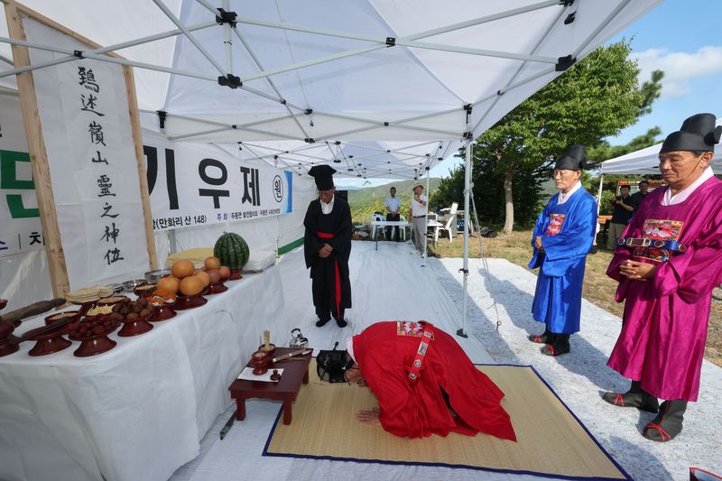 지난 5일 오후 울산 울주군 두동면 치술령 고개에서 가뭄 해소와 단비를 기원하는 기우제가 봉행되고 있다. 두동면발전협의회 주관으로 열린 이번 행사에는 두동면 주민과 농민 등 150여 명이 참석했다. 울산은 지난달 강수량이 28mm에 그쳤다. 이는 7월 강수량으로는 역대 최저치다. 연합뉴스
