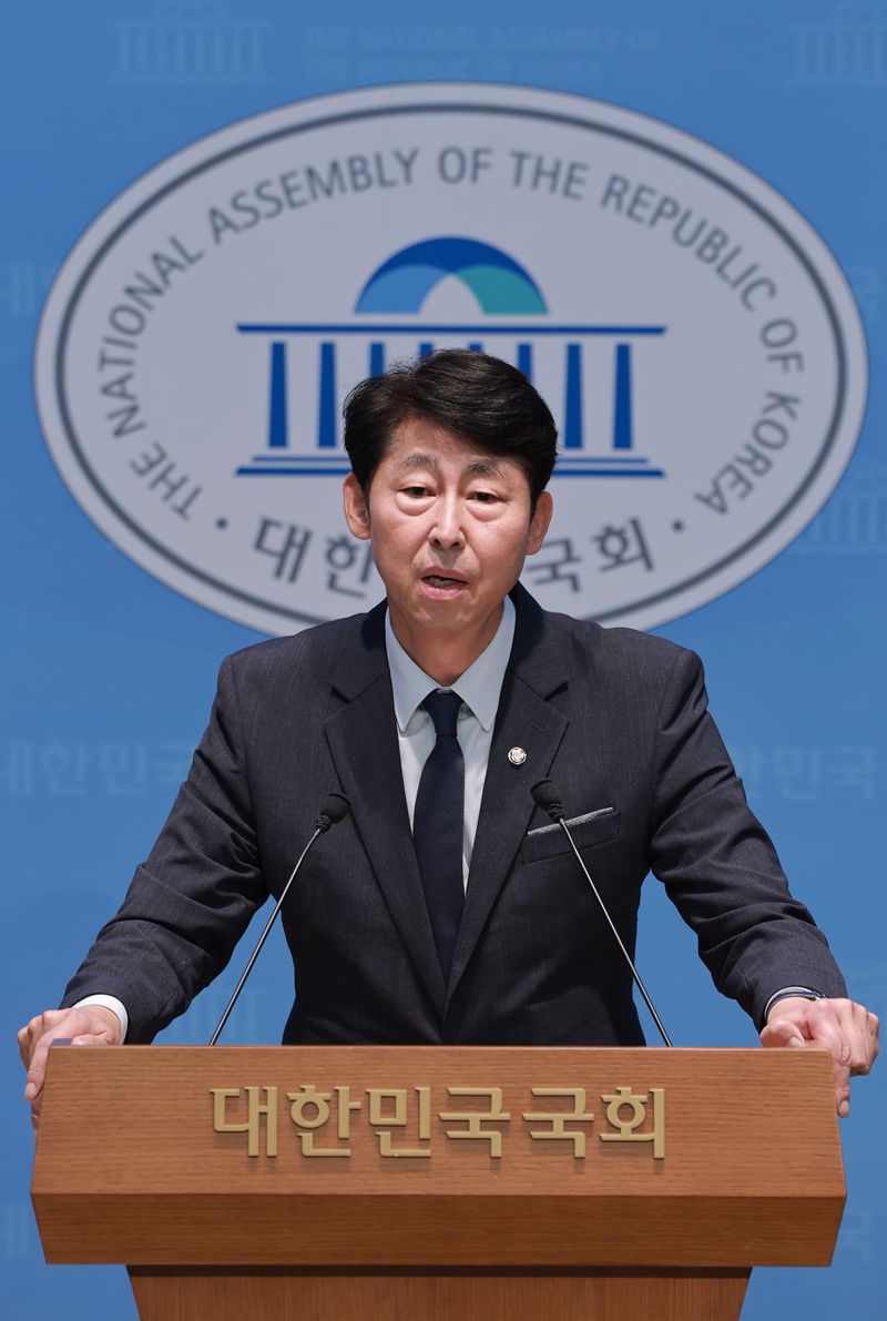 더불어민주당 이훈기 의원이 5일 국회 소통관에서 주가 누르기 방지법 대표발의 기자회견을 하고 있다. 연합뉴스