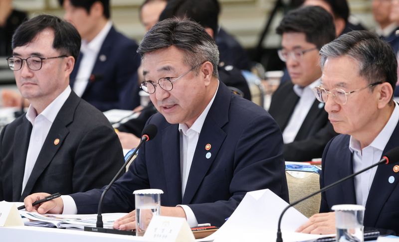 윤호중 행안부 장관(왼쪽 두번째)이 5일 청와대 영빈관에서 열린 이재명 대통령 주재 부처 업무보고에서 보고하고 있다. 뉴시스