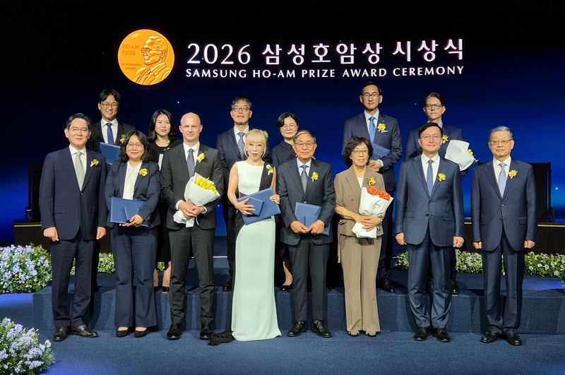 이재용 삼성전자 회장(왼쪽 첫번째)이 최근 '2026 삼성호암상 시상식'에서 수상자들과 기념촬영을 하고 있다. 호암재단 제공
