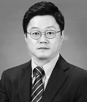   왕이의 입에 주목하자