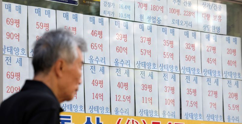 정부가 발표한 부동산 세제 개편안과 관련해 전월세 대란이 악화될 것이란 우려가 제기되는 가운데 4일 서울 강남구의 한 부동산에 매물 정보가 게시되어 있다. /사진=뉴시스