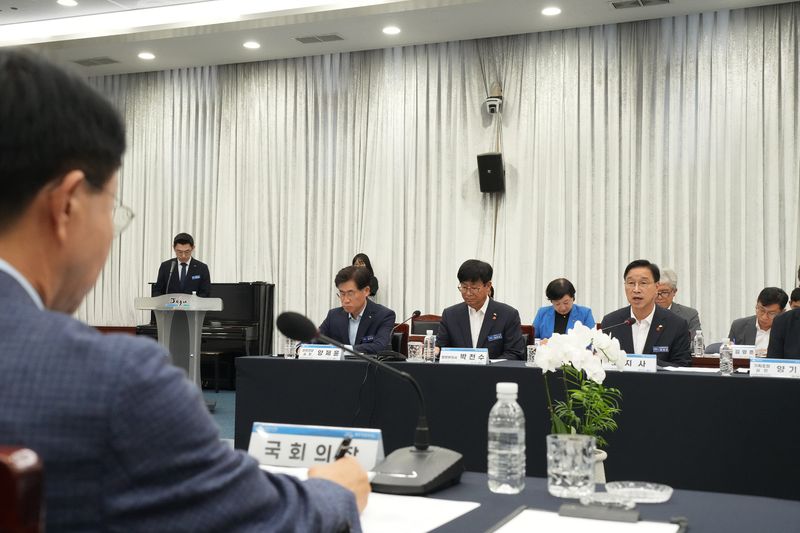 위성곤 제주도지사가 5일 제주도청 탐라홀에서 조정식 국회의장과 제주지역 국회의원들에게 기본사회와 인공지능 전환, 기후경제를 축으로 한 민선 9기 핵심전략과 주요 입법 현안을 설명하고 있다. /사진=제주특별자치도 제공
