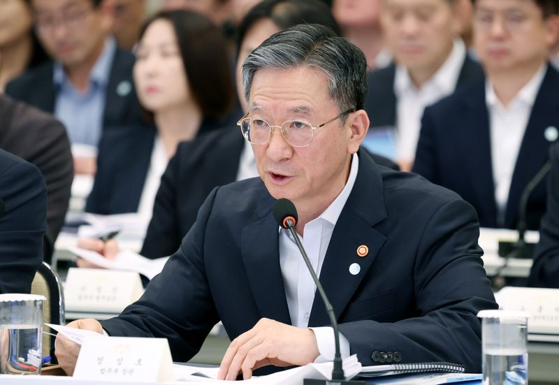 [서울=뉴시스] 조성봉 기자 = 정성호 법무부 장관이 5일 청와대에서 열린 행정안전부, 법무부, 국무조정실 등에 대한 부처 업무 보고에서 보고를 하고 있다. 2026.08.05. suncho21@newsis.com
