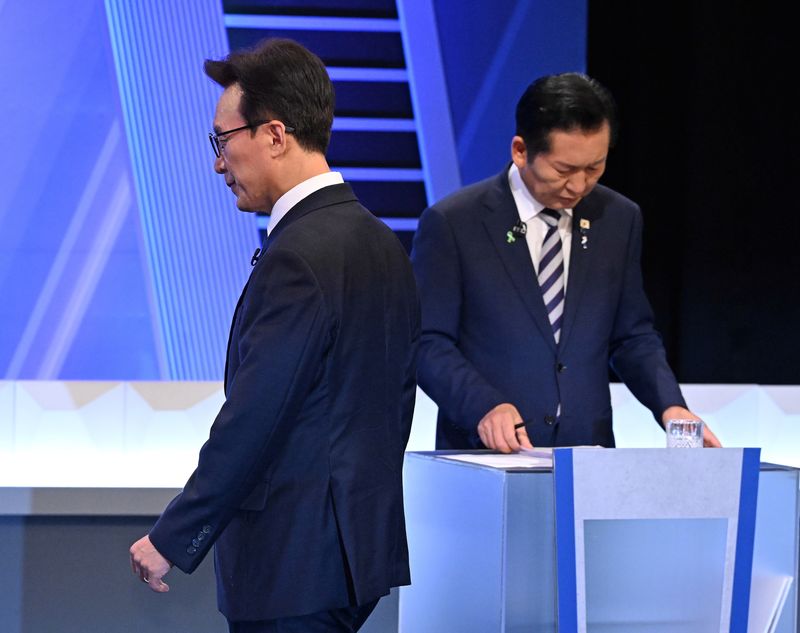 더불어민주당 김민석(왼쪽), 정청래 당대표 후보가 5일 서울 여의도 KBS에서 열린 2차 TV토론회를 준비하고 있다. 2026.8.5 ⓒ 뉴스1 국회사진기자단