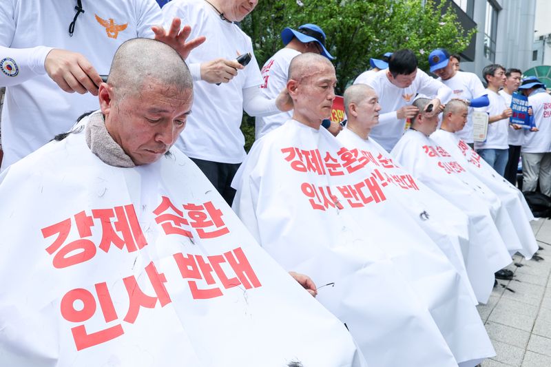 전국경찰직장협의회 소속 경찰들이 지난달 3일 오후 서울 서대문구 경찰청 앞에서 열린 ‘경찰 순환인사 확대·감찰 인력 증원 정책 폐기 촉구 집회 및 삭발투쟁’에서 삭발하고 있다. 뉴스1