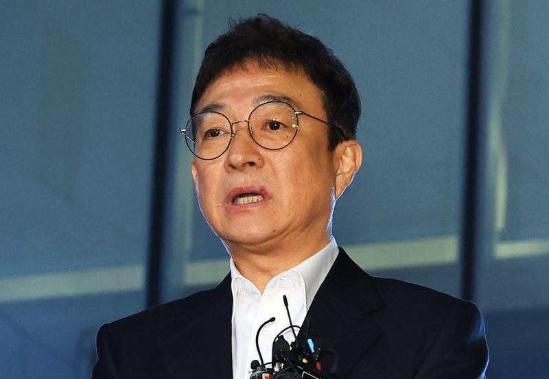 [서울=뉴시스] 최진석 기자 = 도로교통법 위반(음주운전·사고후미조치) 혐의를 받고 있는 배우 이재룡이 지난 3월 10일 서울 강남경찰서에서 피의자 조사를 마친 뒤 심경을 밝히고 있다. (사진=뉴시스DB). 2026.08.05. photo@newsis.com