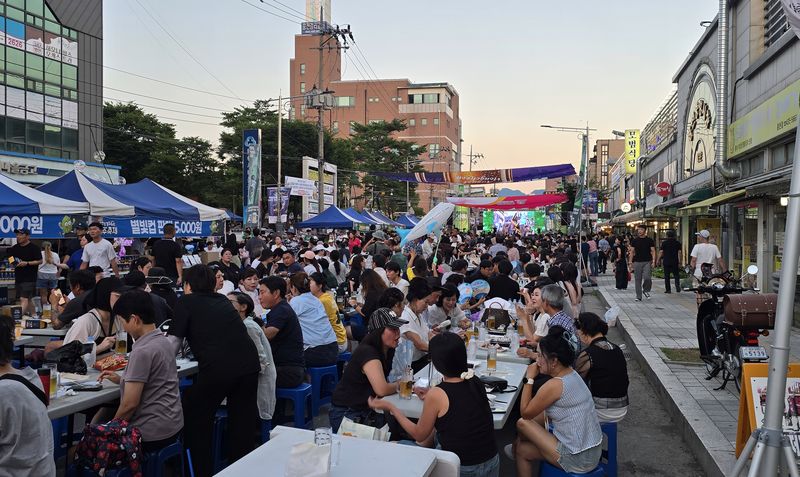 제10회 홍천강 별빛음악 맥주축제 전야제가 열린 5일 홍천 꽃뫼공원 일대에서 시민과 관광객이 시원한 맥주를 즐기며 여름밤을 만끽하고 있다. 홍천군 제공