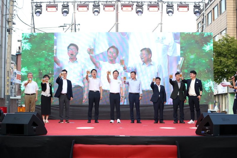 제10회 홍천강 별빛음악 맥주축제가 개막한 5일 홍천 꽃뫼공원 특설무대에서 신영재 홍천군수와 전명준 홍천문화재단 이사장을 비롯한 내빈들이 축제 개막을 알리며 맥주잔을 들어 건배하고 있다. 홍천군 제공