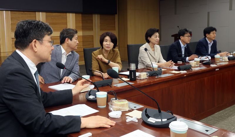 더불어민주당 서울지역 국회의원과 시의원이 6일 오전 서울 여의도 국회 의원회관에서 열린 '부동산 정책 대응 간담회'에 자리하고 있다. 이날 간담회는 '부동산 세제 정책 변화의 이해와 서울지역 민심에 미치는 영향'을 주제로 진행됐다. 뉴스1