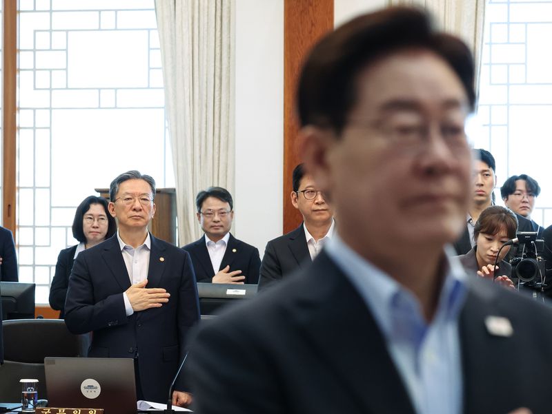 정성호 법무부 장관이 4일 청와대에서 열린 국무회의에서 국민의례를 하고 있다. (청와대통신사진기자단) 2026.8.4 ⓒ 뉴스1 이재명 기자