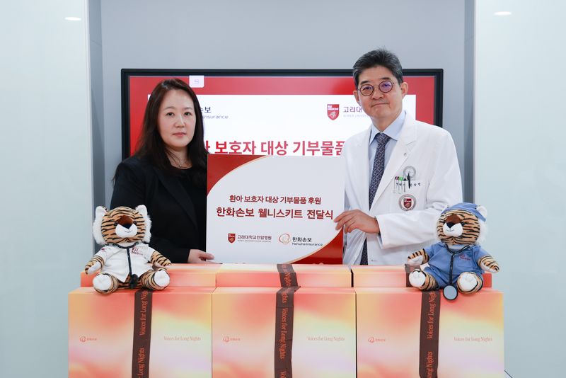 지난 5일 배주영 한화손보 브랜드마케팅팀 상무(왼쪽)와 한승범 고려대안암병원장이 기념사진을 촬영하고 있다.한화손보 제공 /사진=파이낸셜뉴스