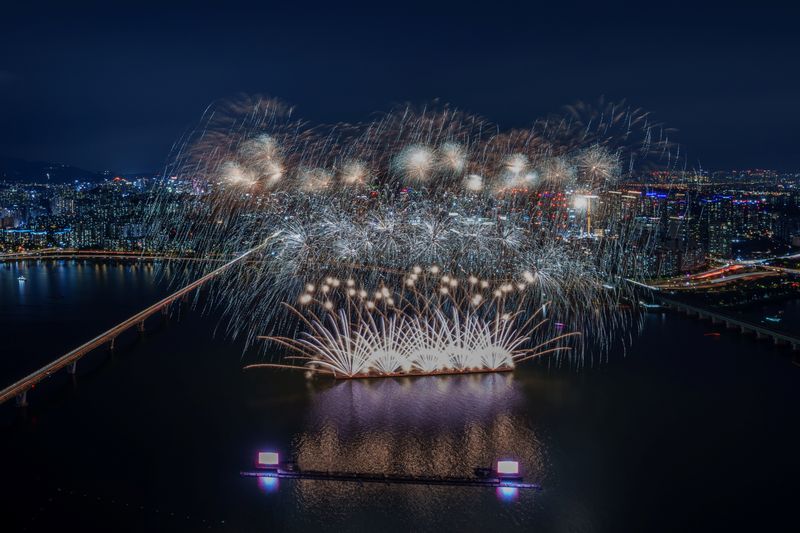 '한화와 함께하는 서울세계불꽃축제 2025'에서 선보인 ㈜한화의 불꽃. ㈜한화 제공