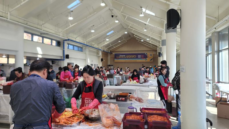 전남광주통합특별시(광주특별시)가 오는 11월 27일부터 12월 13일까지 남구 임암동 김치타운에서 개최하는 '2026 빛고을 사랑나눔 김장대전'에 참여할 업체를 8월 13~20일 모집한다. 사진은 지난해 행사 모습. 광주특별시 제공