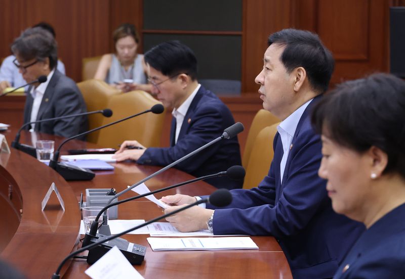 구윤철 부총리 겸 재정경제부 장관이 6일 오전 서울 종로구 정부서울청사에서 열린 비상경제본부 회의 겸 경제ㆍ구조혁신 관계장관회의에서 발언하고 있다. 연합뉴스
