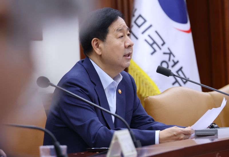 구윤철 부총리 겸 재정경제부 장관이 6일 오전 서울 종로구 정부서울청사에서 열린 비상경제본부 회의 겸 경제ㆍ구조혁신 관계장관회의에서 발언하고 있다. 연합뉴스