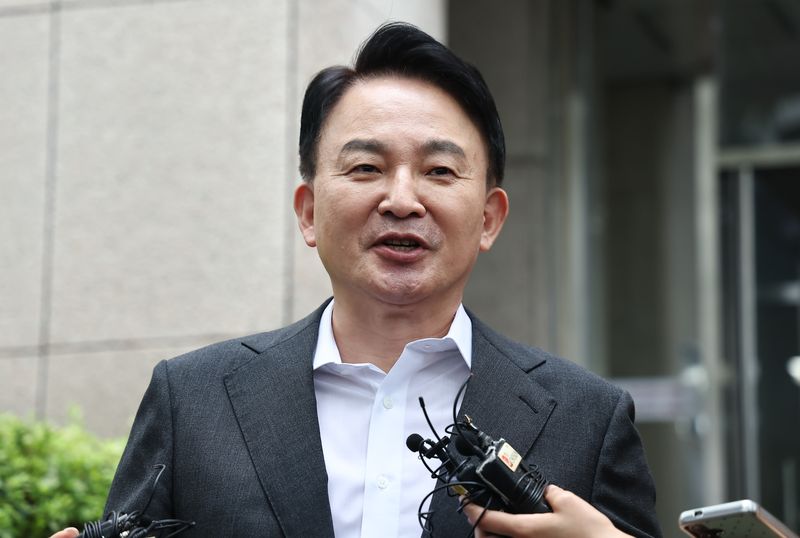 원희룡 전 국토교통부 장관이 23일 직권남용 권리행사방해혐의 관련 피의자 조사를 받기 위해 경기 과천 2차 종합특검 사무실로 출석하며 취재진 질문에 답하고 있다. 2026.7.23 ⓒ 뉴스1 김도우 기자