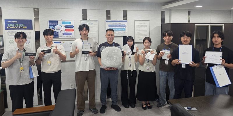 공공구매 학습 앱 '조팸스 런! 공공구매 대작전'을 개발한 한국조폐공사 조달부서 실무자들이 포상받은 뒤 기념촬영을 하고 있다. 한국조폐공사 제공