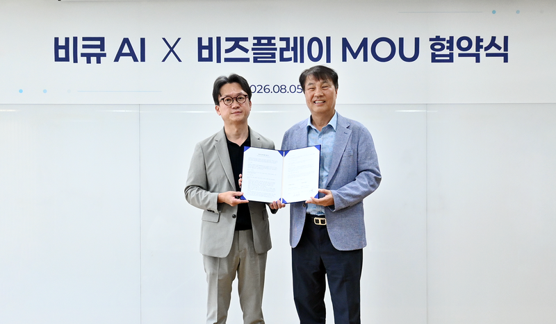 지난 5일 서울 영등포구 비즈플레이 본사에서 석창규 비즈플레이 대표(오른쪽)와 임경환 비큐AI 대표가 협약식을 체결한 후 기념 촬영을 하고 있다. 비즈플레이 제공