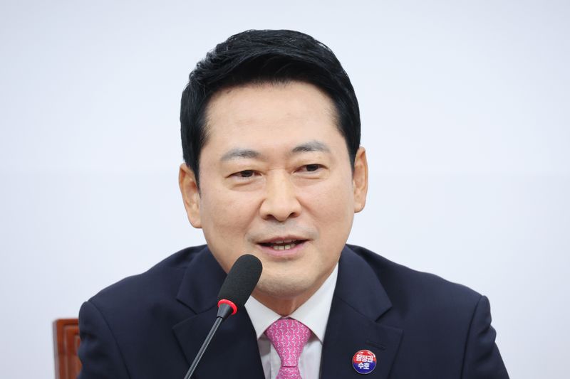장동혁 국민의힘 대표가 6일 서울 여의도 국회에서 열린 최고위원회의에서 발언하고 있다. 뉴스1