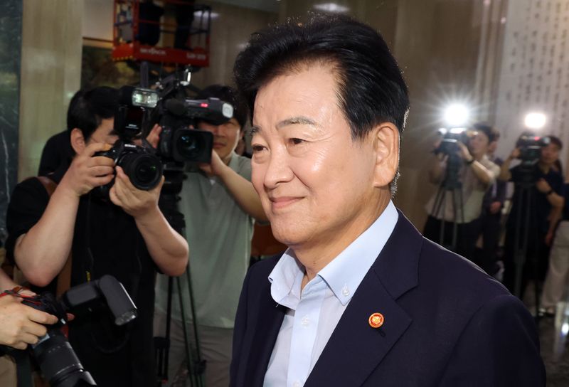 정동영 통일부 장관이 6일 정부서울청사에서 출근하며 지난 5일 업무보고 관련 도어스태핑을 하고 있다. 업무보고에서 이재명 대통령이 정동영 통일부 장관을 향해 신중한 자세를 주문했다. 뉴스1