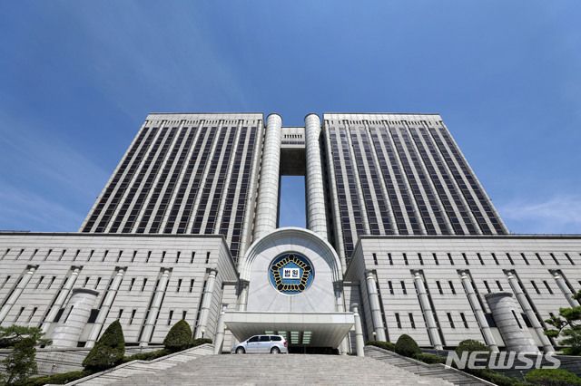 [서울=뉴시스] 계엄 가담 의혹으로 징계 처분이 내려졌으나 불기소 처분을 받는 경우가 늘어나면서, 불명예 전역 군인들이 자비를 들여야 하는 행정소송 이외의 수단이 필요하다는 목소리도 나온다. 사진은 서울중앙지법 청사. (사진=뉴시스DB). 2026.08.06. photo@newsis.com