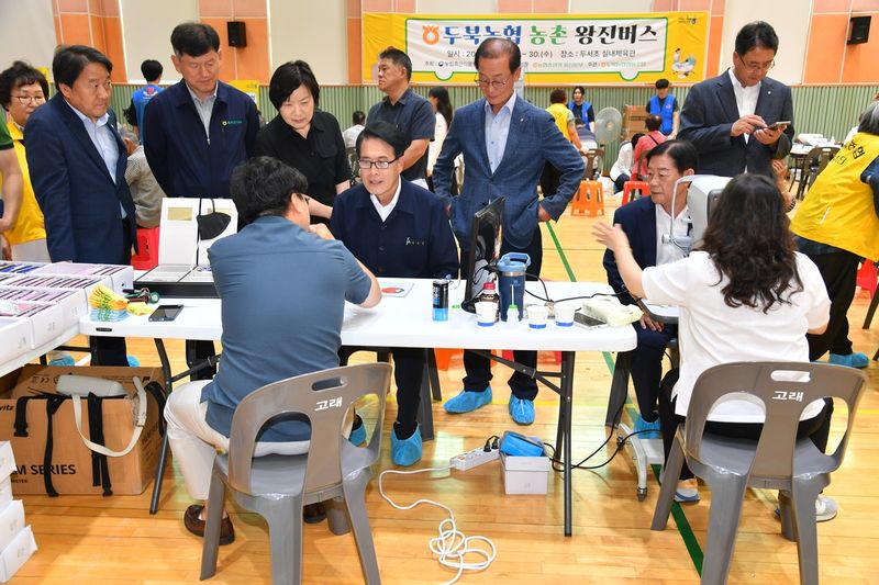2025년 8월 울주군 두서면에서 진행된 울산 울주군의 '농촌 왕진버스' 현장. 이순걸 울주군수가 의료진으로부터 관련 설명을 듣고 있다. 연합뉴스